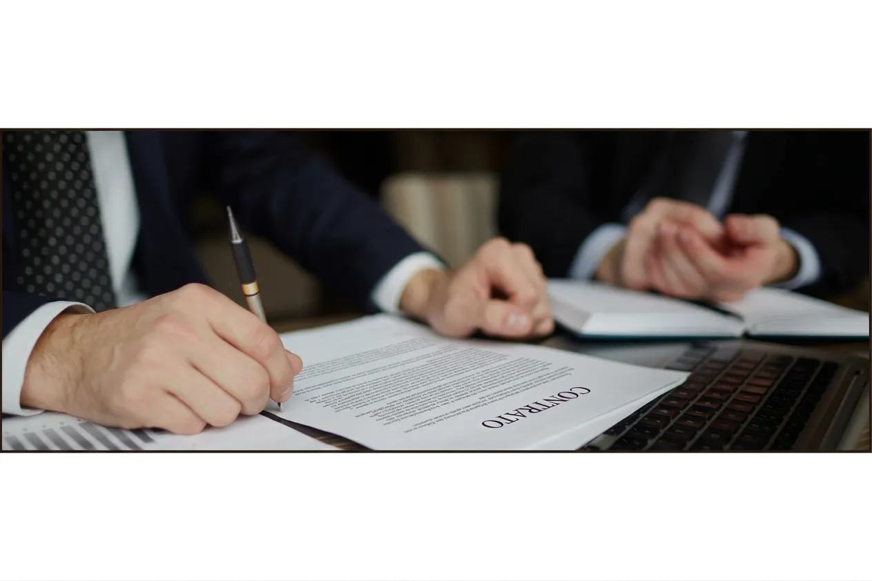 Profissional do direito analisando documentos